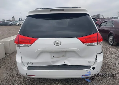 2012 Toyota Sienna Le V6 8 Passenger z USA, uszkodzony, nr VIN 5TDKK3DC9CS260732
